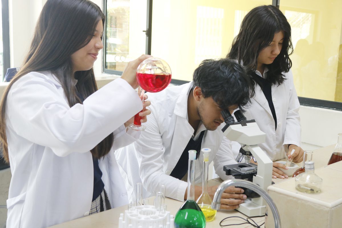 Prácticas de laboratorio en Bachillerato Delfos